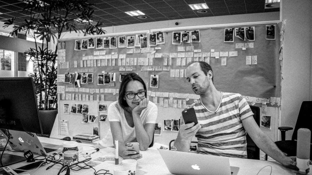 UX researcher Yvonne en developer Krijn zitten in DataLab Amsterdam